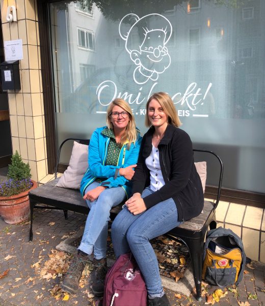 Das Foto zeigt Heike und Katalina vorm Café Omi backt in Bochum