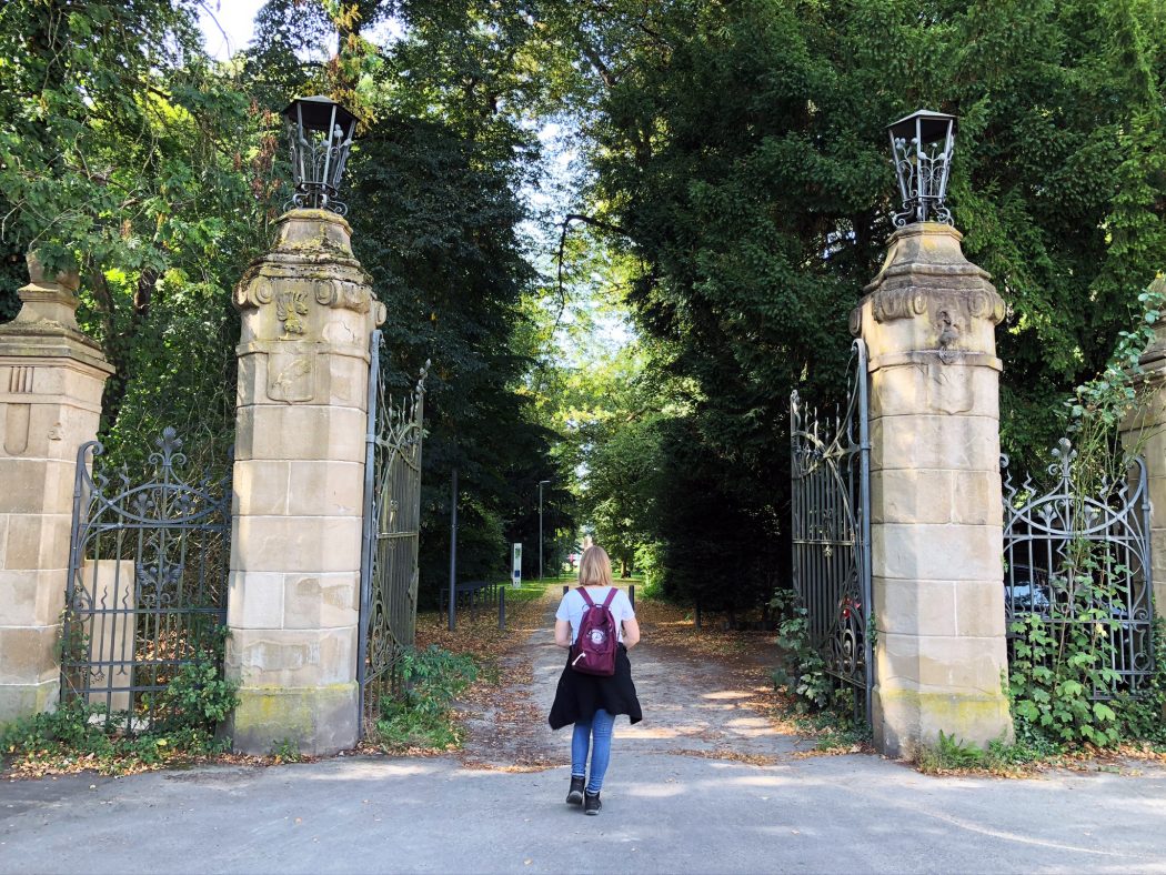 Das Foto zeigt Katalina am Einganz des Schlossparks Weitmar in Bochum