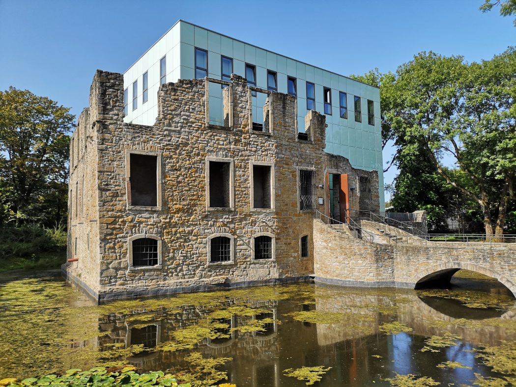 Das Foto zeigt das Schloss Weitmar im Schlosspark Weitmar