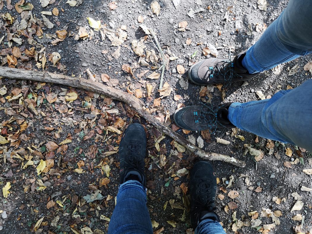 Das Foto zeigt Heikes und Katalinas Wanderschuhe