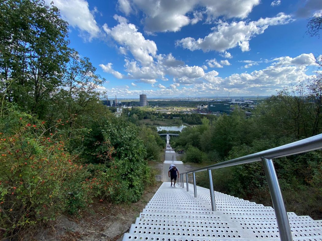 Das Bild zeigt den Aufstieg zum Tetraeder Bottrop