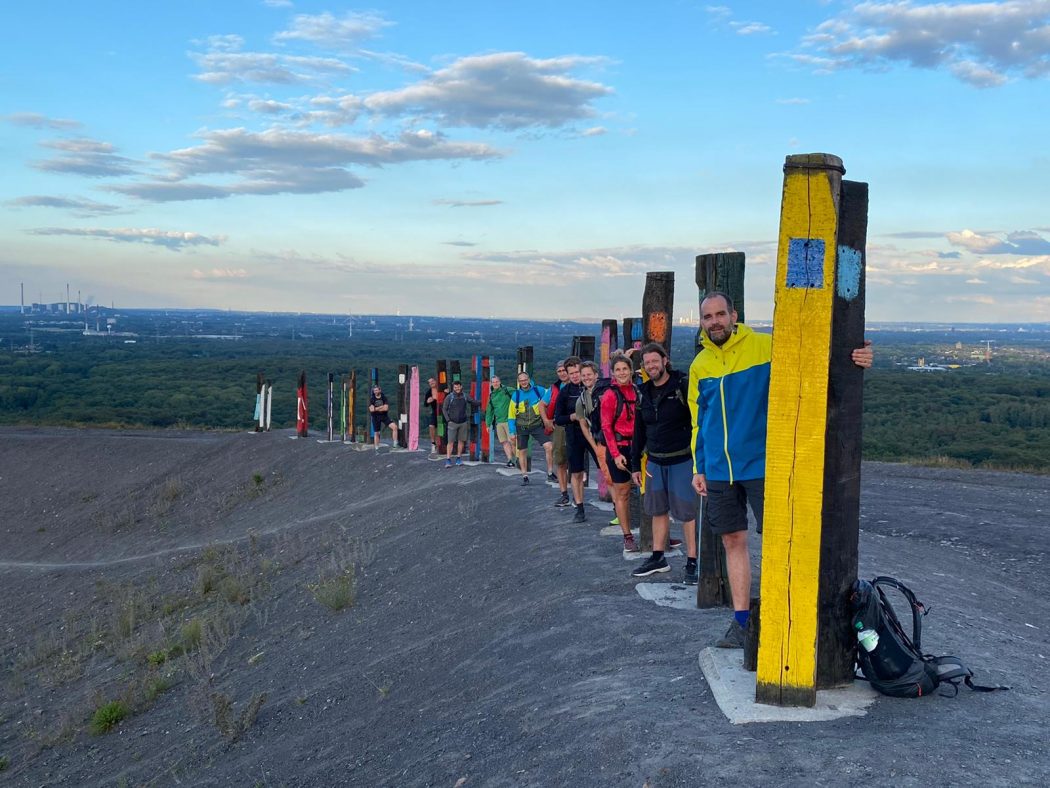 Das Bild zeigt die Totems auf der Halde Haniel