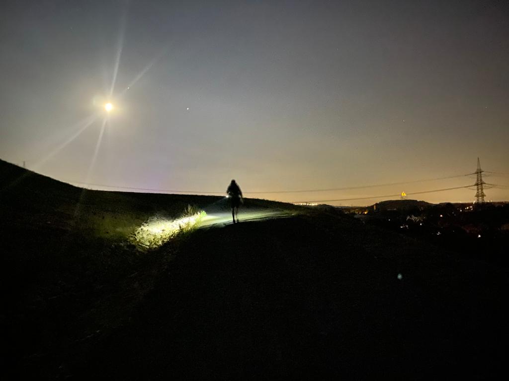 Das Bild zeigt eine Halde bei Nacht