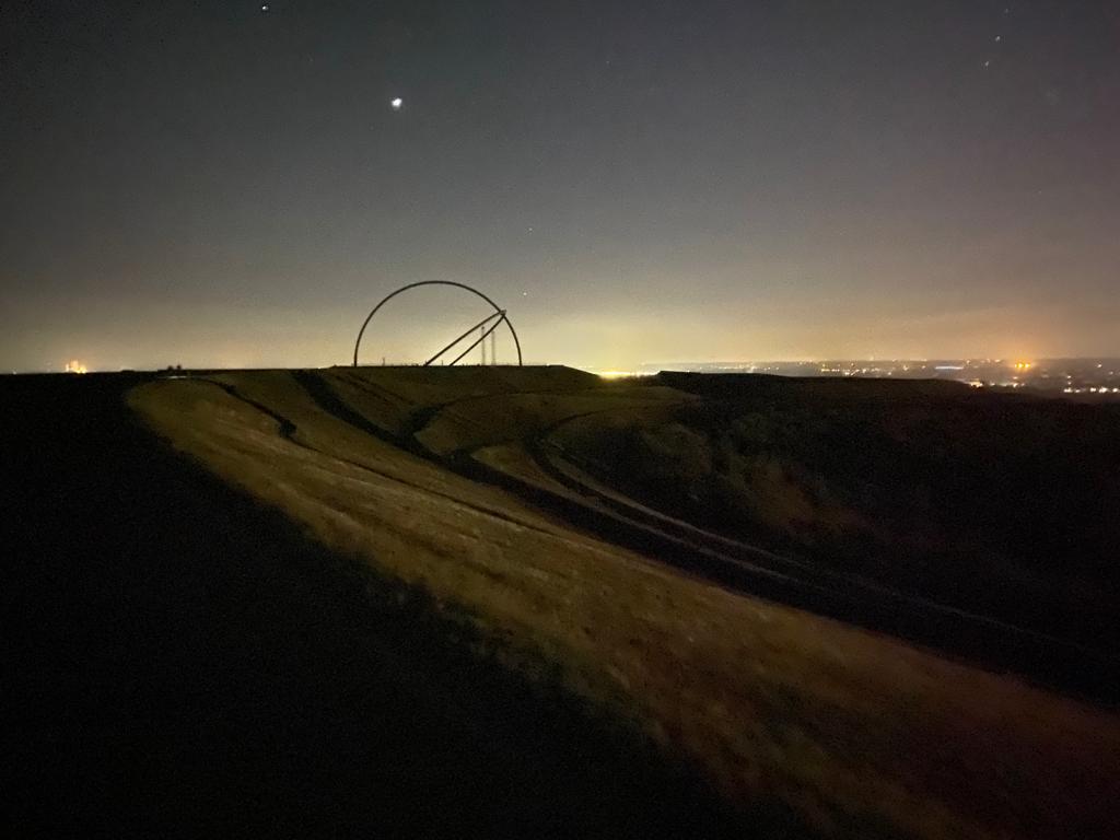 Das Bild zeigt die Halde Hoheward bei Nacht