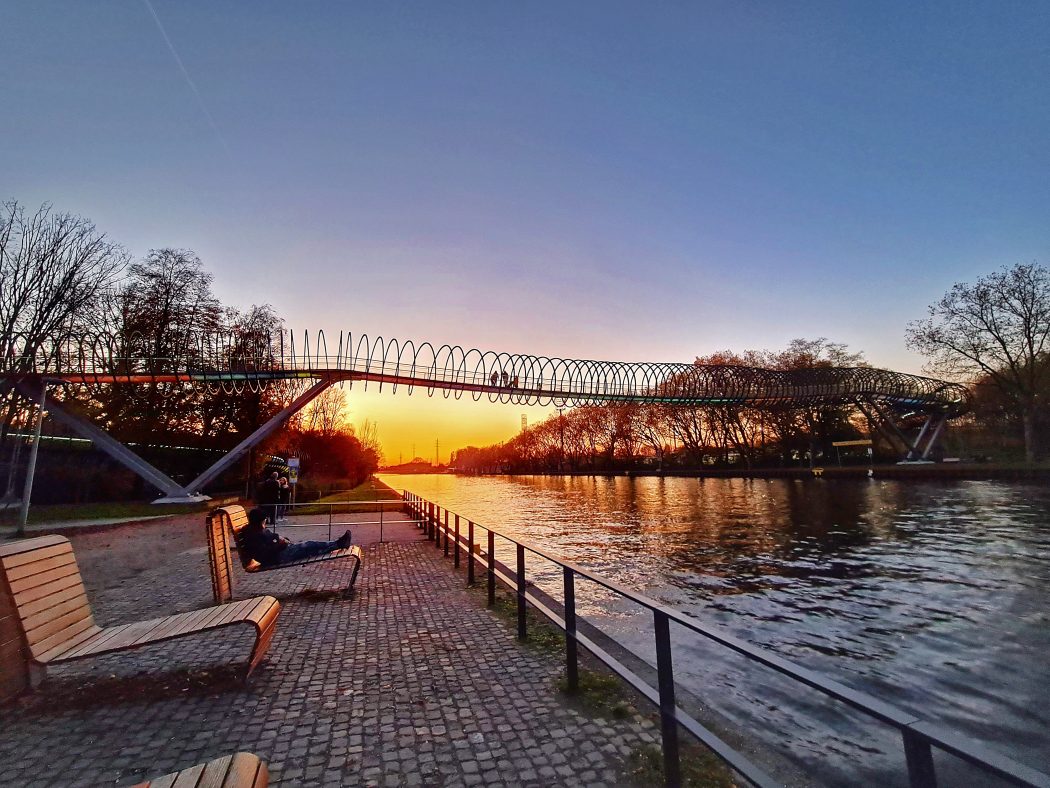 Das Foto zeigt die Brücke Slinky Springs to Fame im Sonnenuntergang