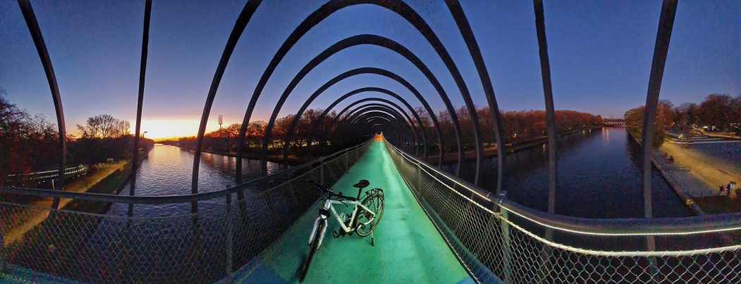 Das Foto zeigt ein Fahrrad auf der beleuchteten Brücke Slinky Springs to Fame in Oberhausen