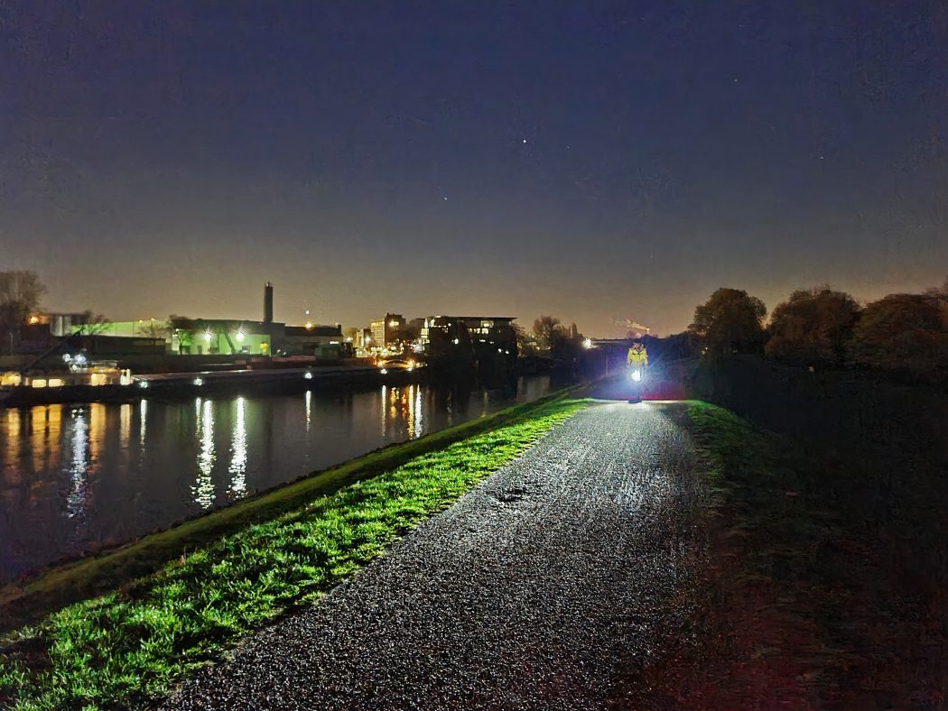 Das Foto zeigt einen Radfahrer im Dunkeln im radrevier.ruhr