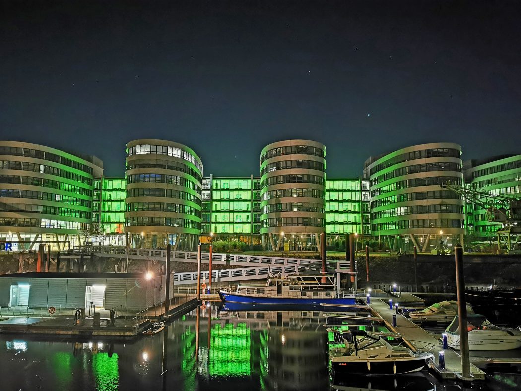 Das Foto zeigt die Five Boats im Dunkeln im Innenhafen Duisburg
