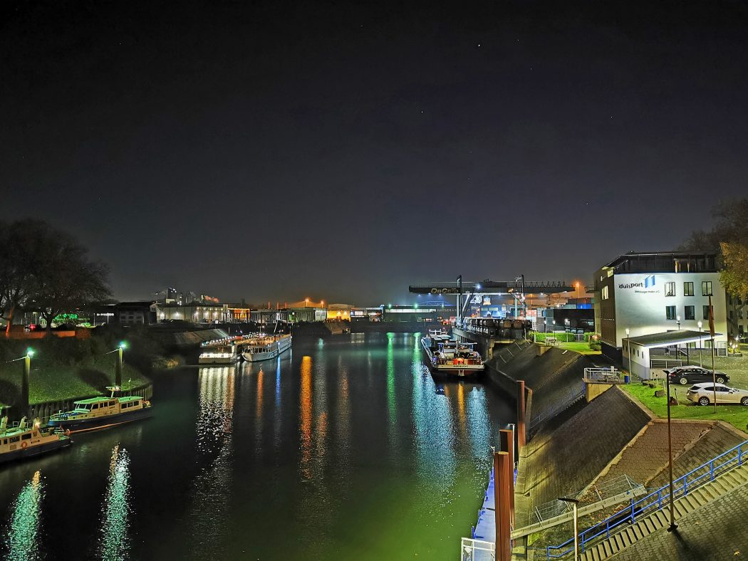 Das Foto zeigt den schön beleuchteten Containerhafen in Duisburg