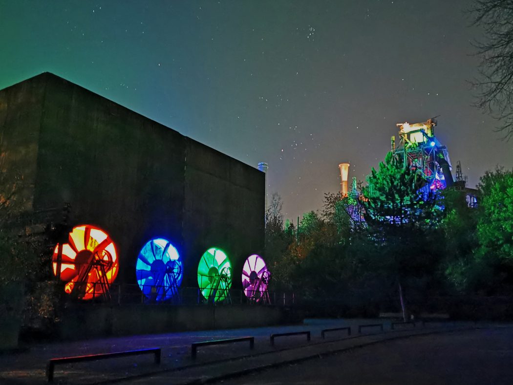 Das Foto zeigt die beleuchteten Illumination svom Lichtkünstler Jonathan Park im Landschaftspark Duisburg-Nord