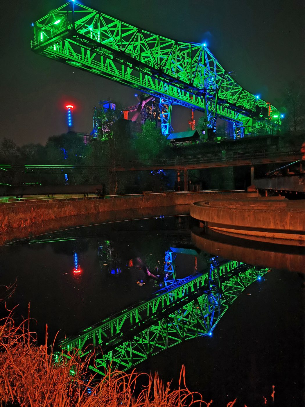 Das Fotoo zeigt Lichtkunst im Landschaftspark Duisburg-Nord