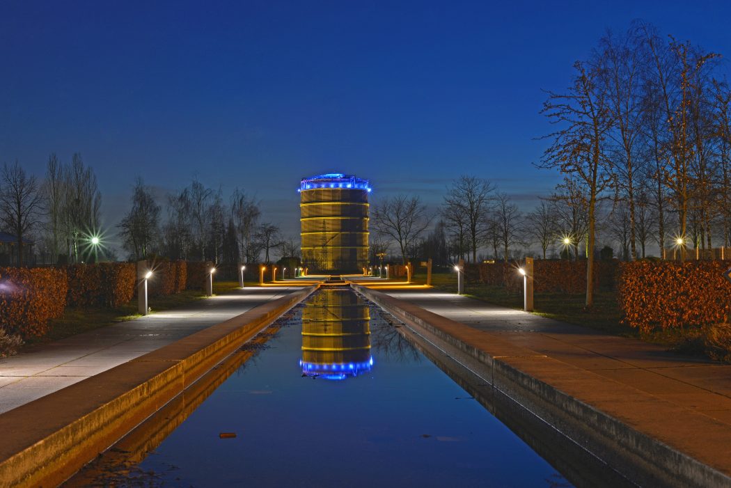 Das Foto zeigt den beleuchteten Gasometer Oberhausen im Januar 2014