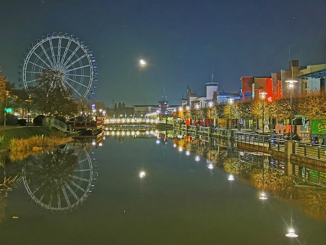 Das Foto zeigt den Mond über der Centro Promenade