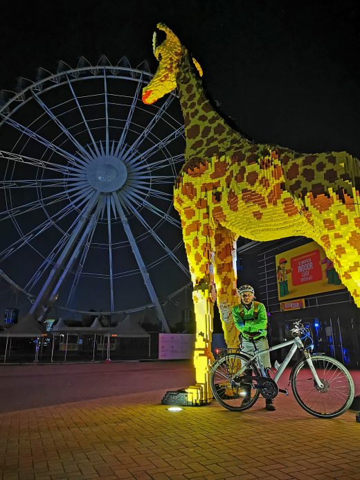 Das Foto zeigt einen Radfahrer im Dunkeln am Centro Oberhausen