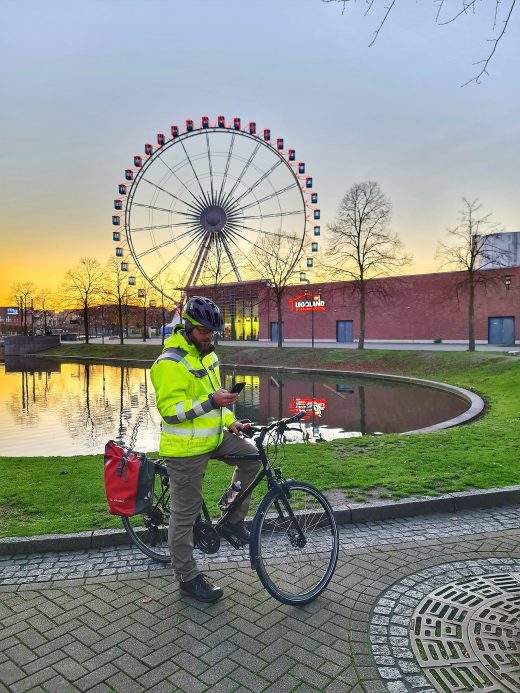 Das Foto zeigt einen Radfahrer beim Sonnenuntergang am Centro Oberhausen