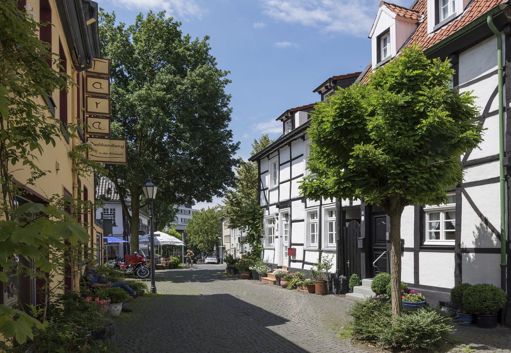 Das Foto zeigt Fachwerkhäuser in der historischen Altstadt von Mülheim an der Ruhr