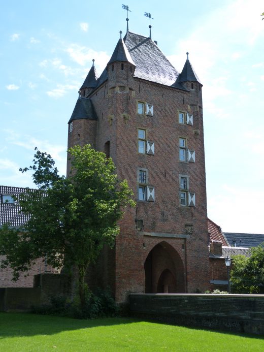 Das Foto zeigt das imposante Stadttor in der Altstadt von Xanten