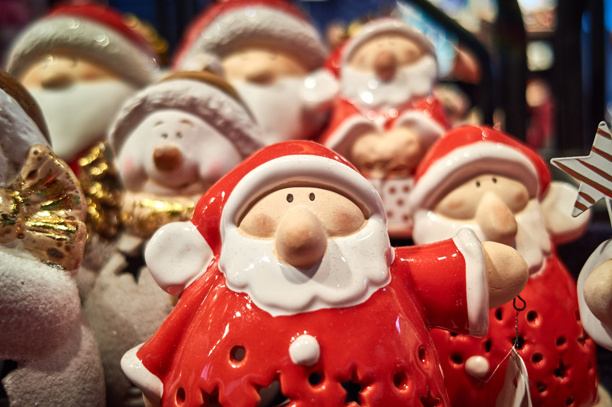 Das Bild zeigt Deko-Weinnachtsmänner auf dem Weihnachtsmarkt Recklinghausen