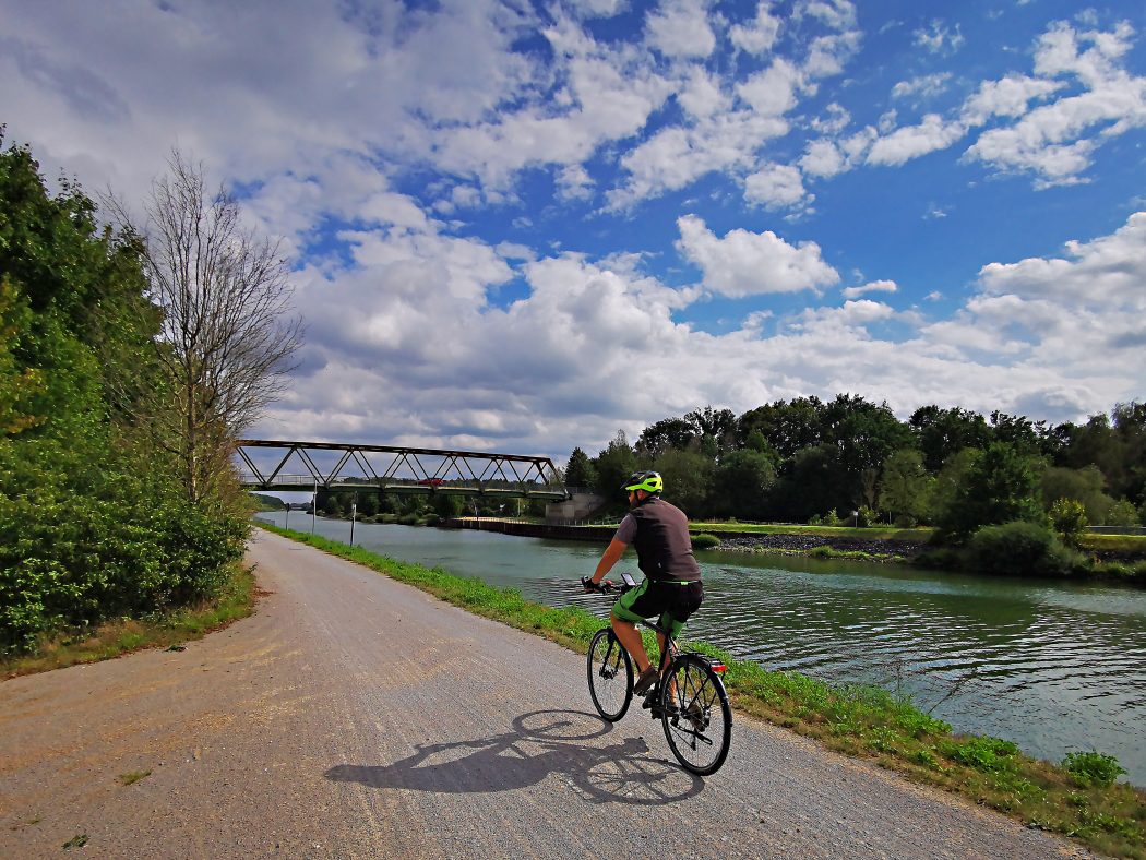 Das Foto zeigt einen Radfahrer am einem Kanal im radrevier.ruhr
