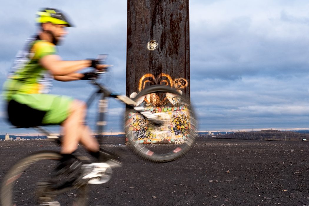Das Foto zeigt einen Mountainbiker auf der Schurenbachhalde in Essen, wo 2021 der Brammen.Trail eröffnet wird