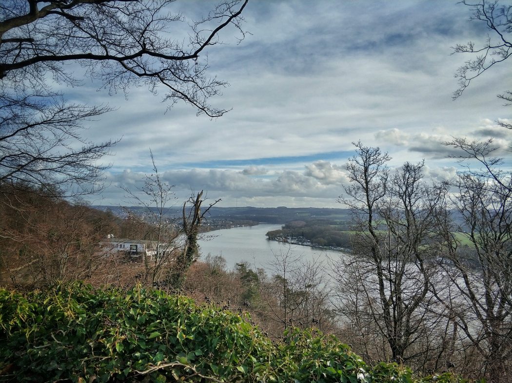 Das Foto zeigt den Ausblick von der Burgruine Isenburg in Essen