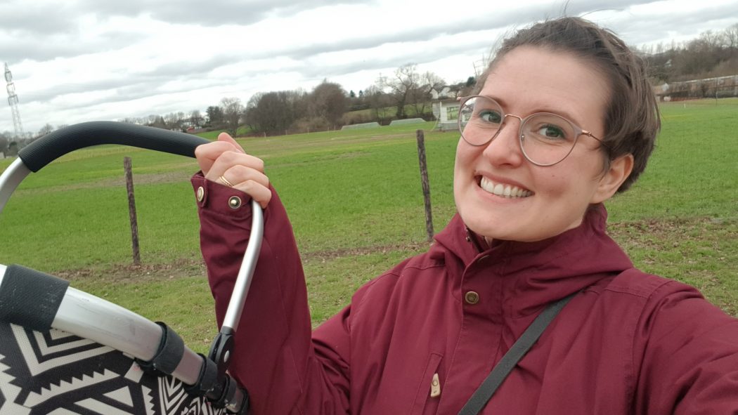 Das Foto zeigt Johanna vor ihrem Besuch der Hofläden im Ruhrgebiet