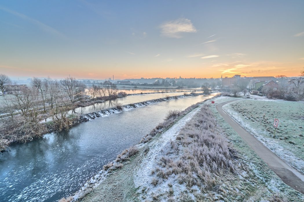 Das Foto zeigt die winterliche Ruhr in Hattingen