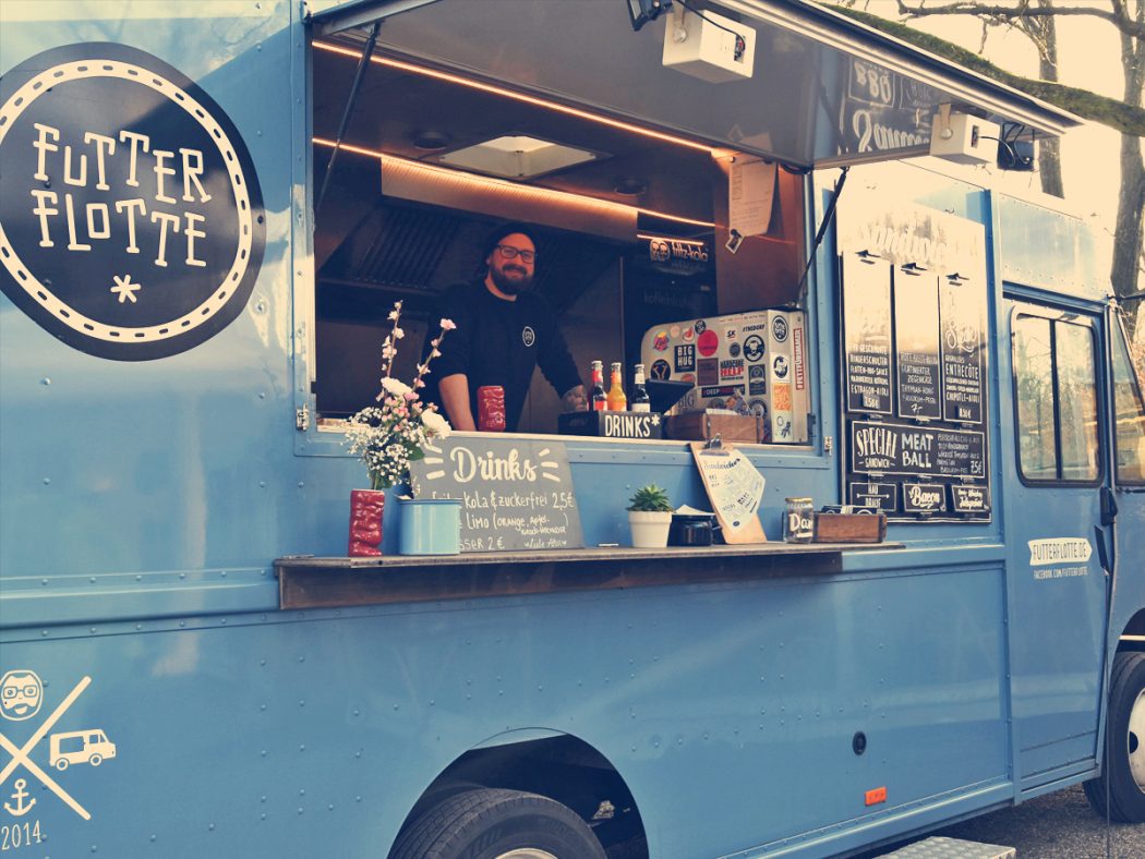 Das Foto zeigt Henrik in seinem blauen Food Truck der Futter Flotte