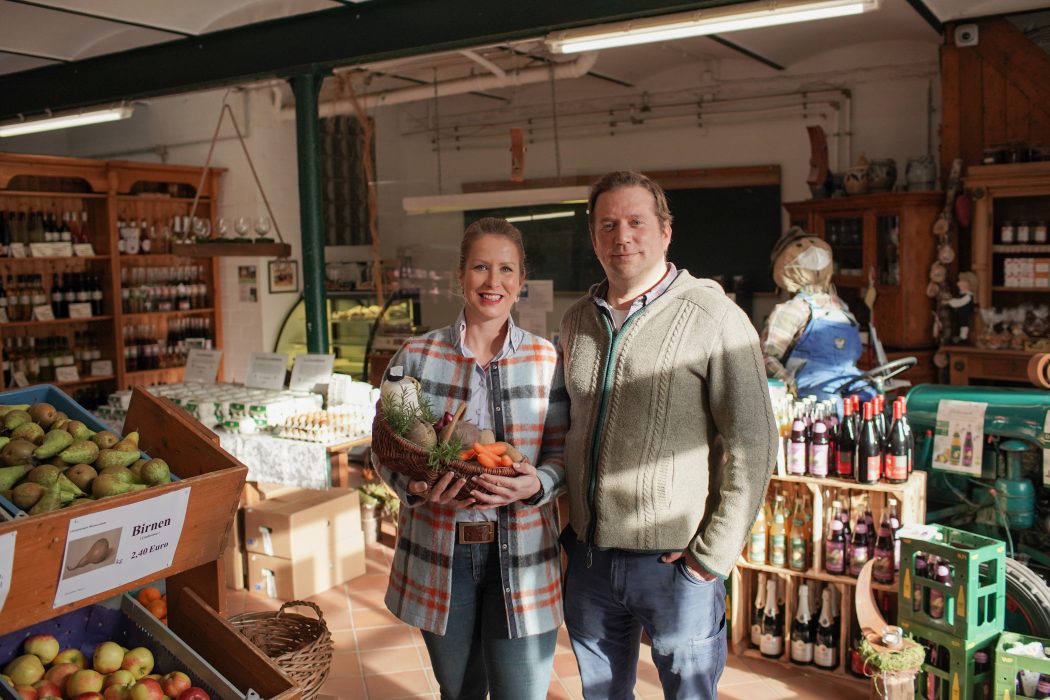 Das Foto zeigt Petra Wessels und Hendrik Fechner im Schwafheimer Hofladen