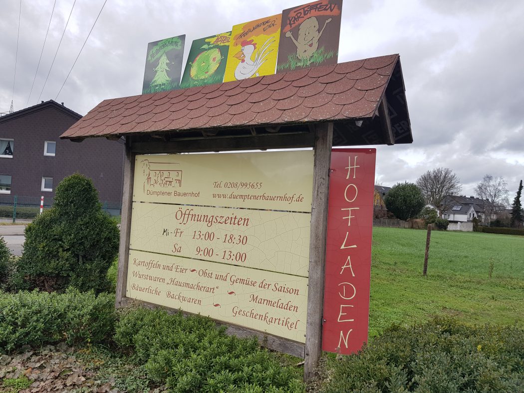 Das Foto zeigt ein Schild des Dümptener Bauernhofs in Mülheim an der Ruhr