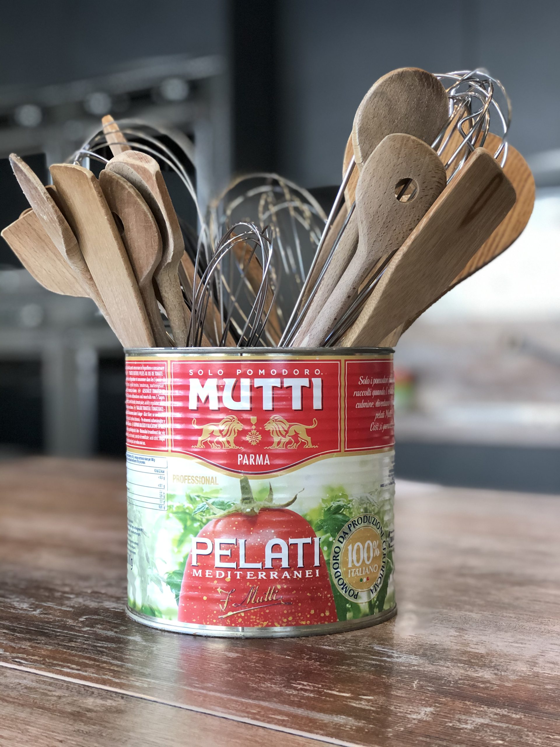 Mutti Tomatendose mit Utensilien in der Kochschule Kochmomente in Bochum