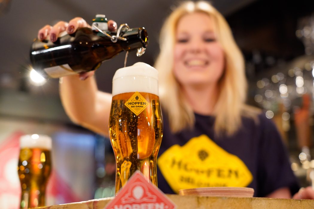 Ein Bier wird eingeschenkt beim digitalen Tasting von Hopfen sei Dank