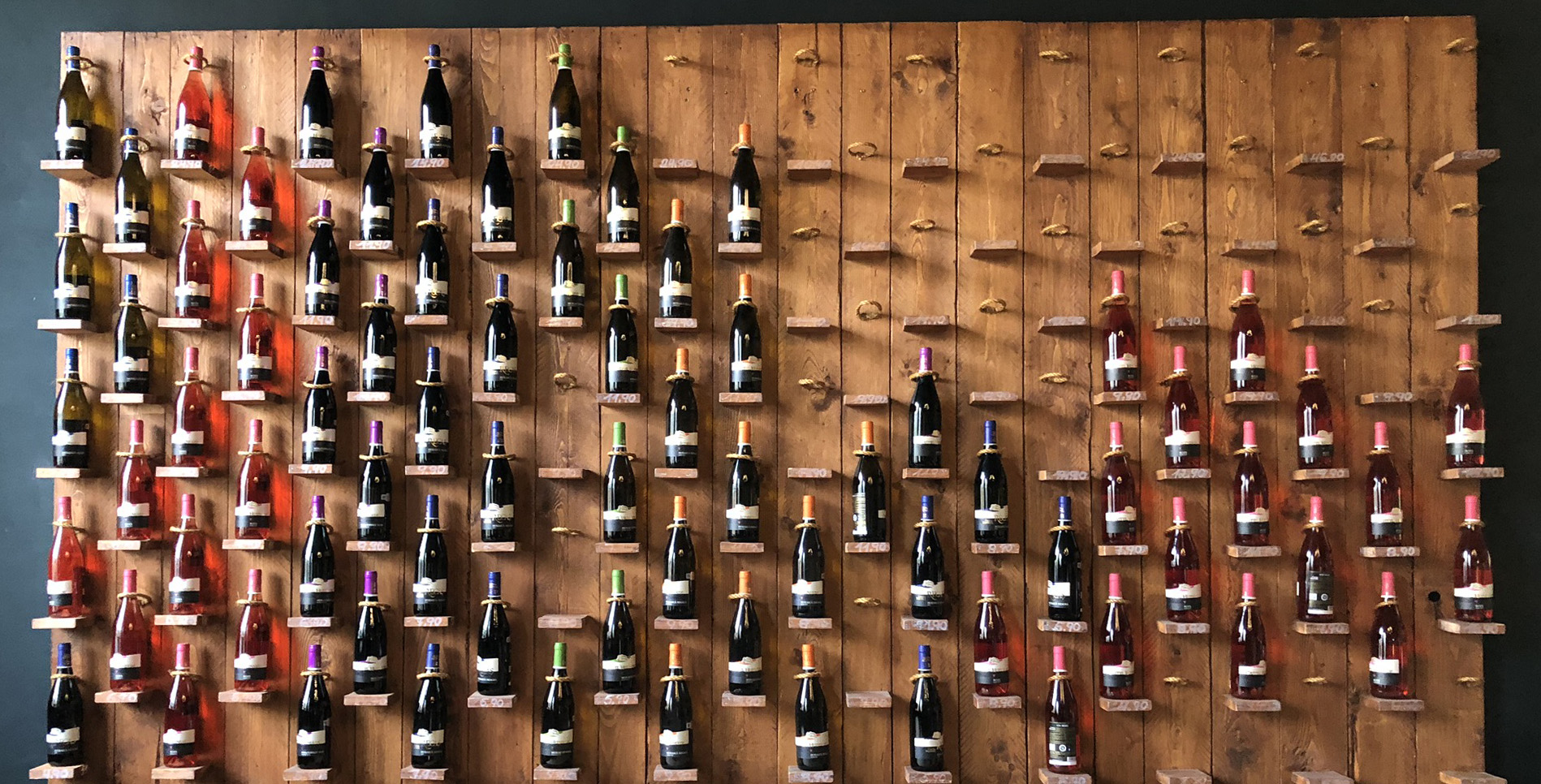 Ein Wand voller Wein bei Iulians Wein