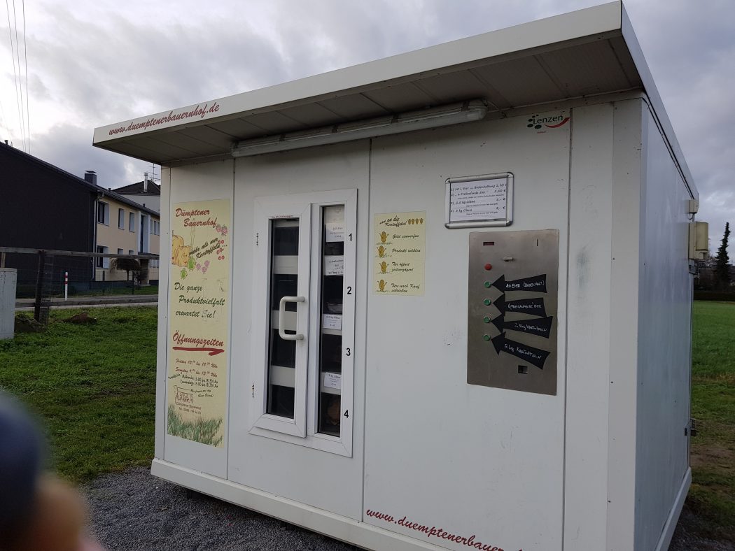 Das Foto zeigt den Kartoffel- und Eierautomat des Dümptener Bauernhofs in Mülheim an der Ruhr