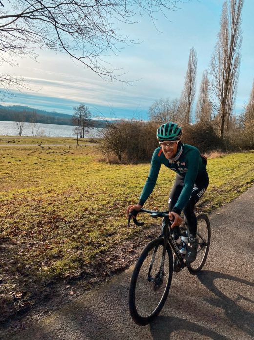 Das Foto zeigt Radprofi Ben Zwiehoff auf dem Gravel-Bike am Kemander See