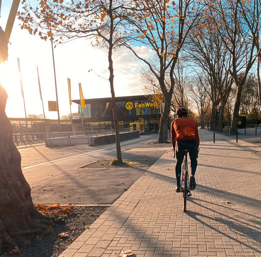 Das Foto zeigt Radprofi Ben Zwiehoff auf dem Gravel-Bike am Signal Iduna Park in Dortmund