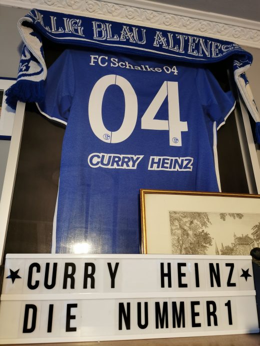 Das Foto zeigt ein Schalke Trikot beim Curry Heinz in Gelsenkirchen