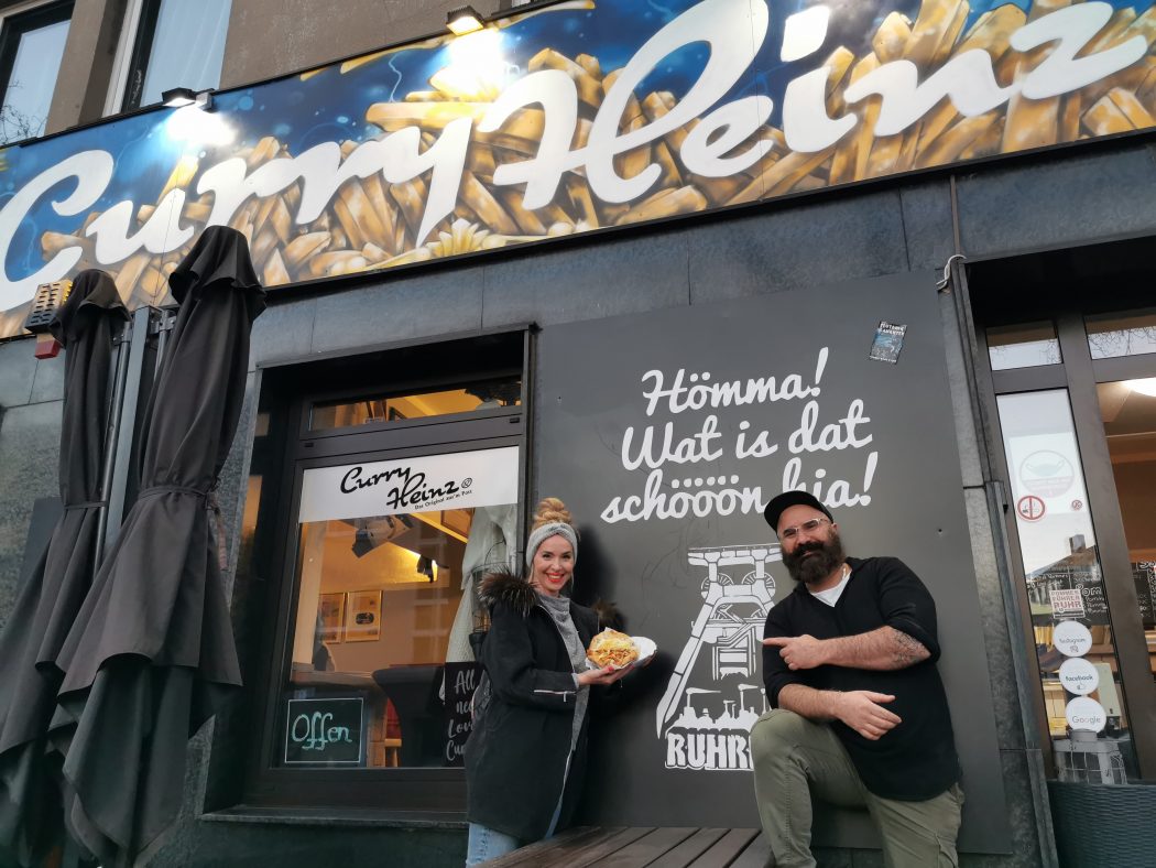 Das Foto zeigt Sandra mit Carsten, dem Chef im Curry Heinz in Gelsenkirchen