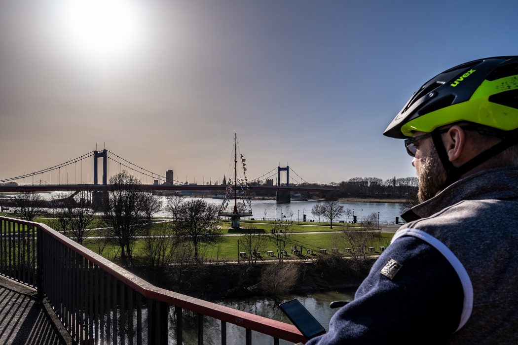 Das Foto zeigt einen Radfahrer am Rhein in Duisburg