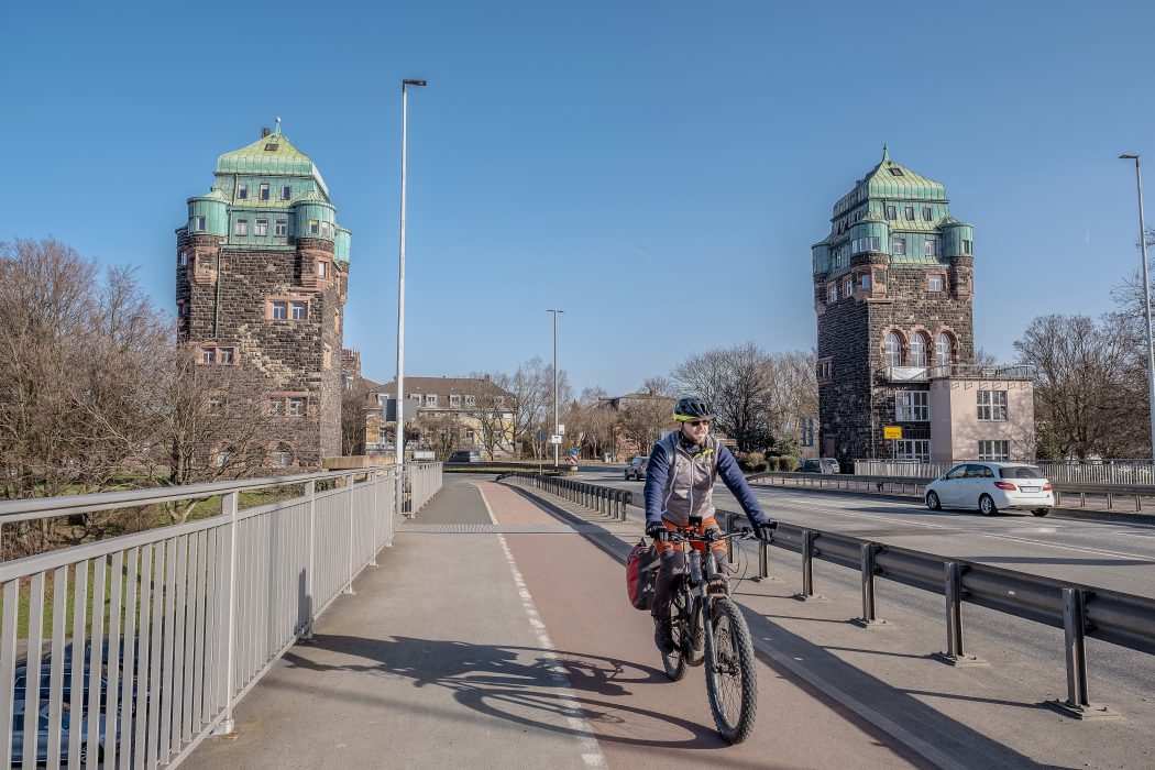 Das Foto zeigt einen Radfahrer an den Brücken-Türmen in Duisburg-Ruhrort