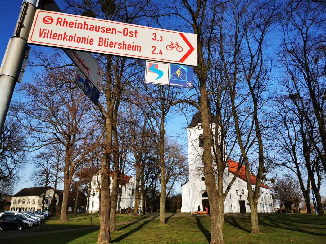 Das Foto zeigt die Dorfkirche Duisburg-Friemersheim