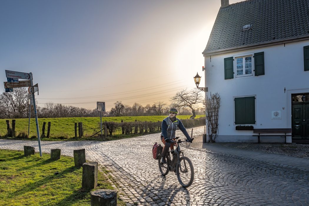 Das Foto zeigt einen Radfahrer im ländlichen Duisburg-Friemersheim