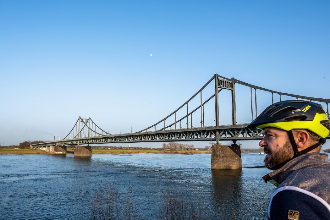 Das Foto zeigt einen Radfahrer an der Rheinbrücke in Krefeld