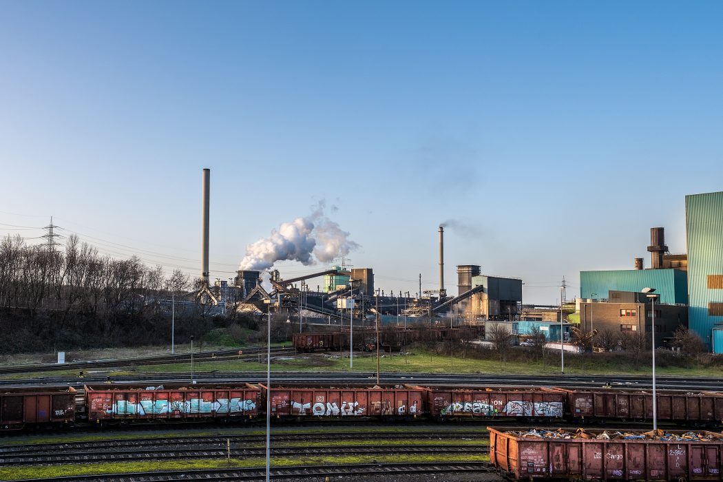 Das Foto zeigt das Stahlwerk von thyssenkrupp in Duisburg-Hüttenheim