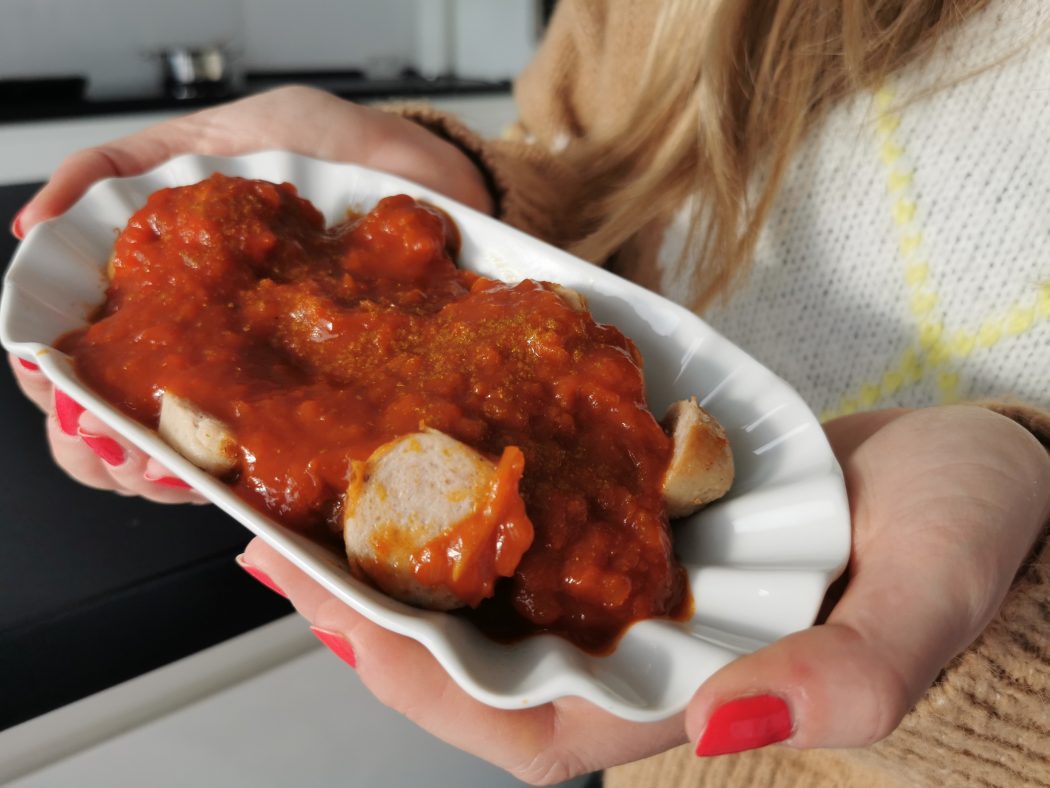 Das Foto zeigt Sandras selbstgemachte Currywurst