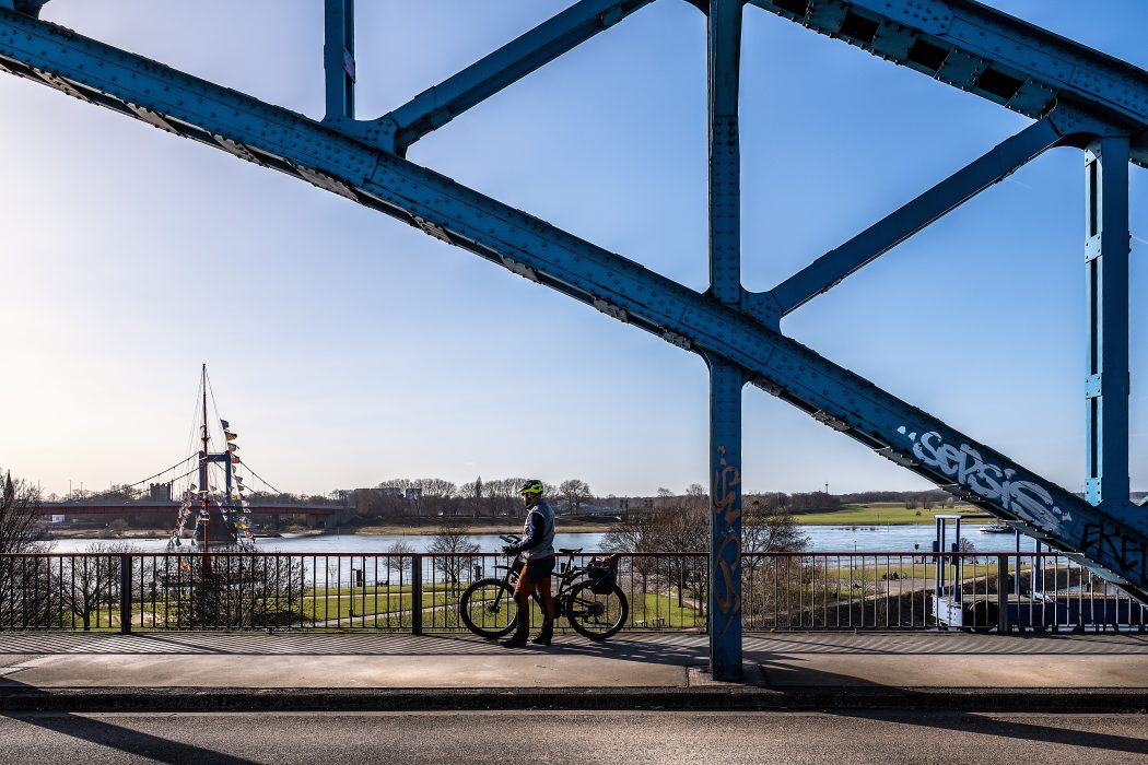 Das Foto zeigt einen Radfahrer am Rhein in Duisburg