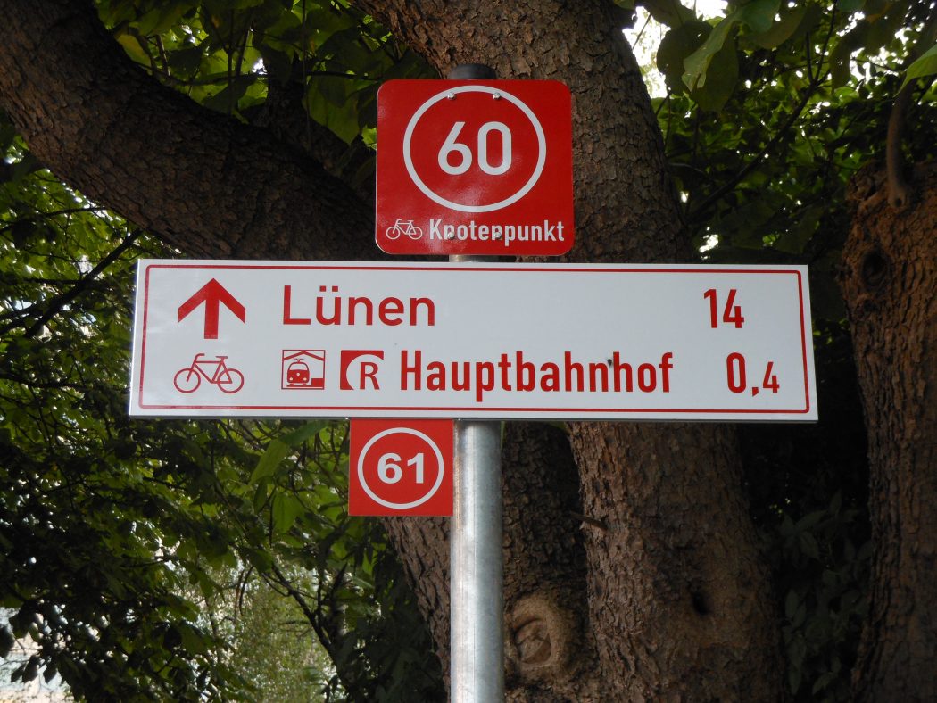 Das Foto zeigt die Beschriftung eines Radwegweisers im Knotenpunktsystem