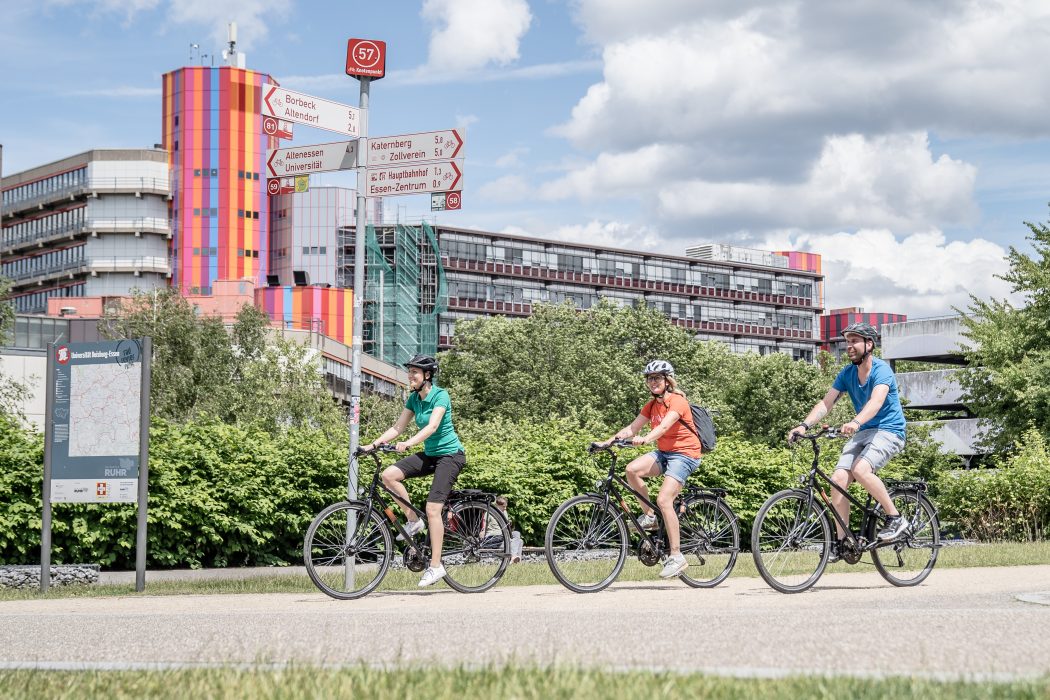 Das Foto zeigt drei Radfahrer am Knotenpunkt 57 des Knotenpunktsystems im Ruhrgebiet