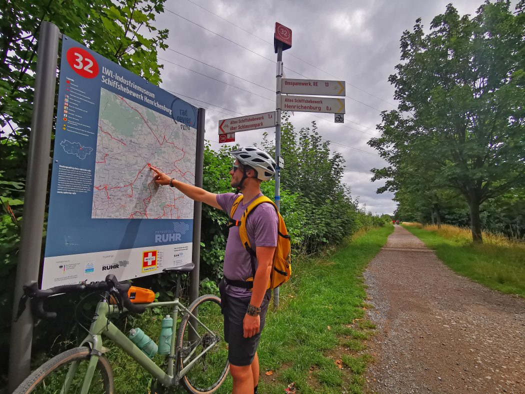 Das Foto zeigt einen Radfahrer am Knotenpunkt 32 des Knotenpunktsystems im Ruhrgebiet am LWL-Industriemuseum Schiffshebewerk Henrichenburg in Waltrop