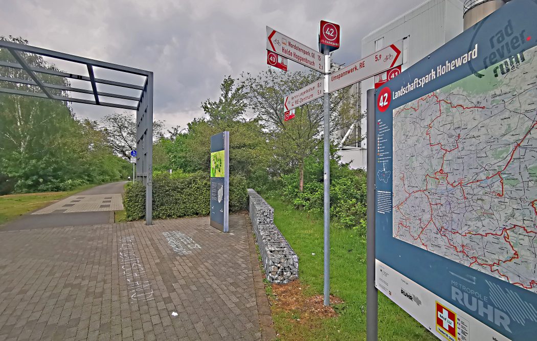 Das Foto zeigt den Knotenpunkt 42 des Knotenpunktsystems im Ruhrgebiet auf der Allee des Wandels in Herten